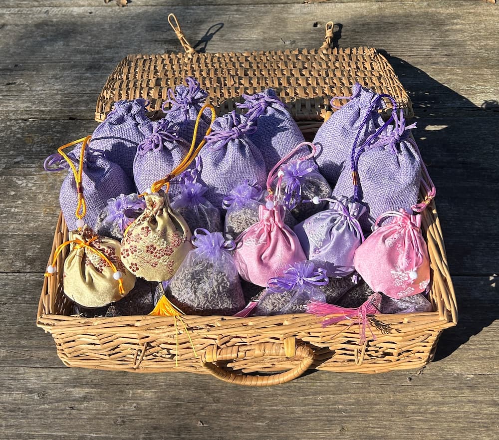 Sacchetti di lavanda bio artigianali toscani, benessere e calma per una casa profumata ed eco-sostenibile