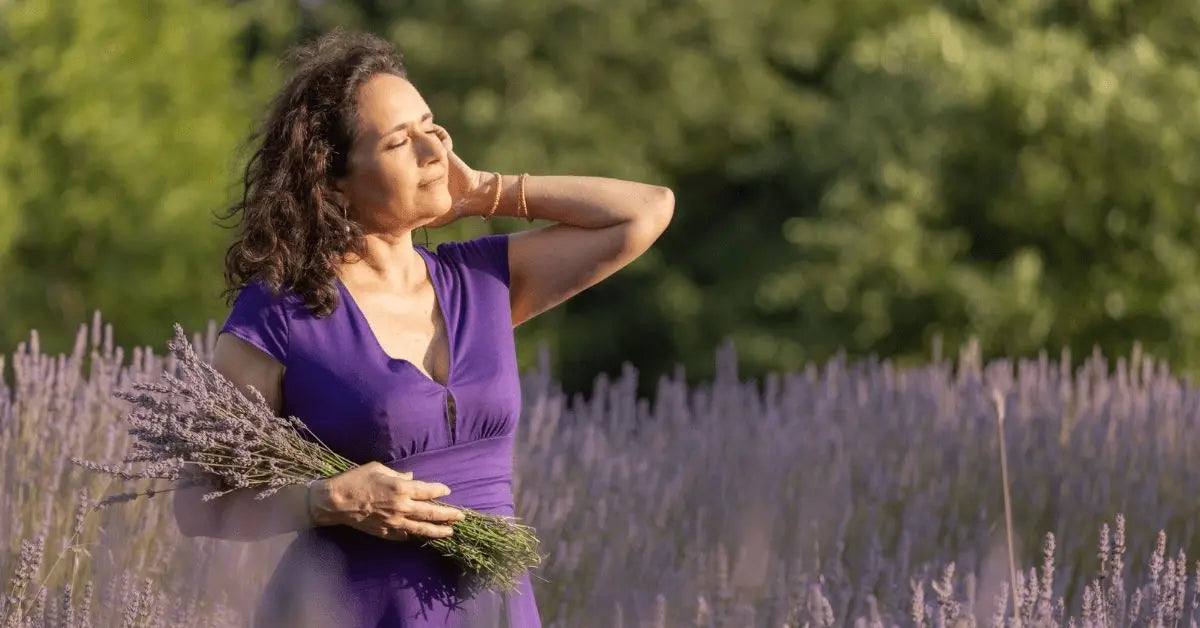 Beatrice nel campo di lavanda bio del Podere Argo con fiori di lavanda officinale
