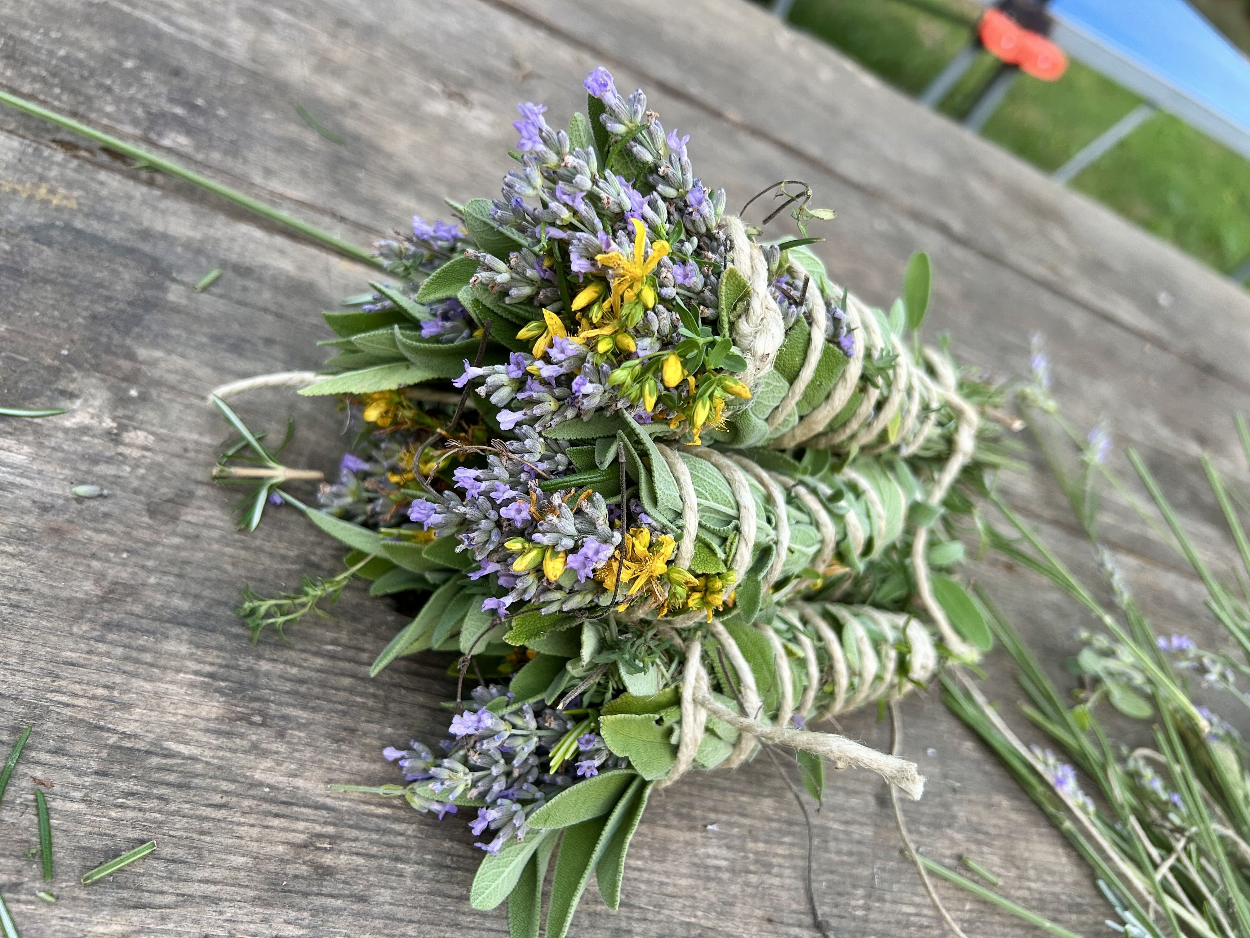 Smudge stick con erbe aromatiche e fiori biologici