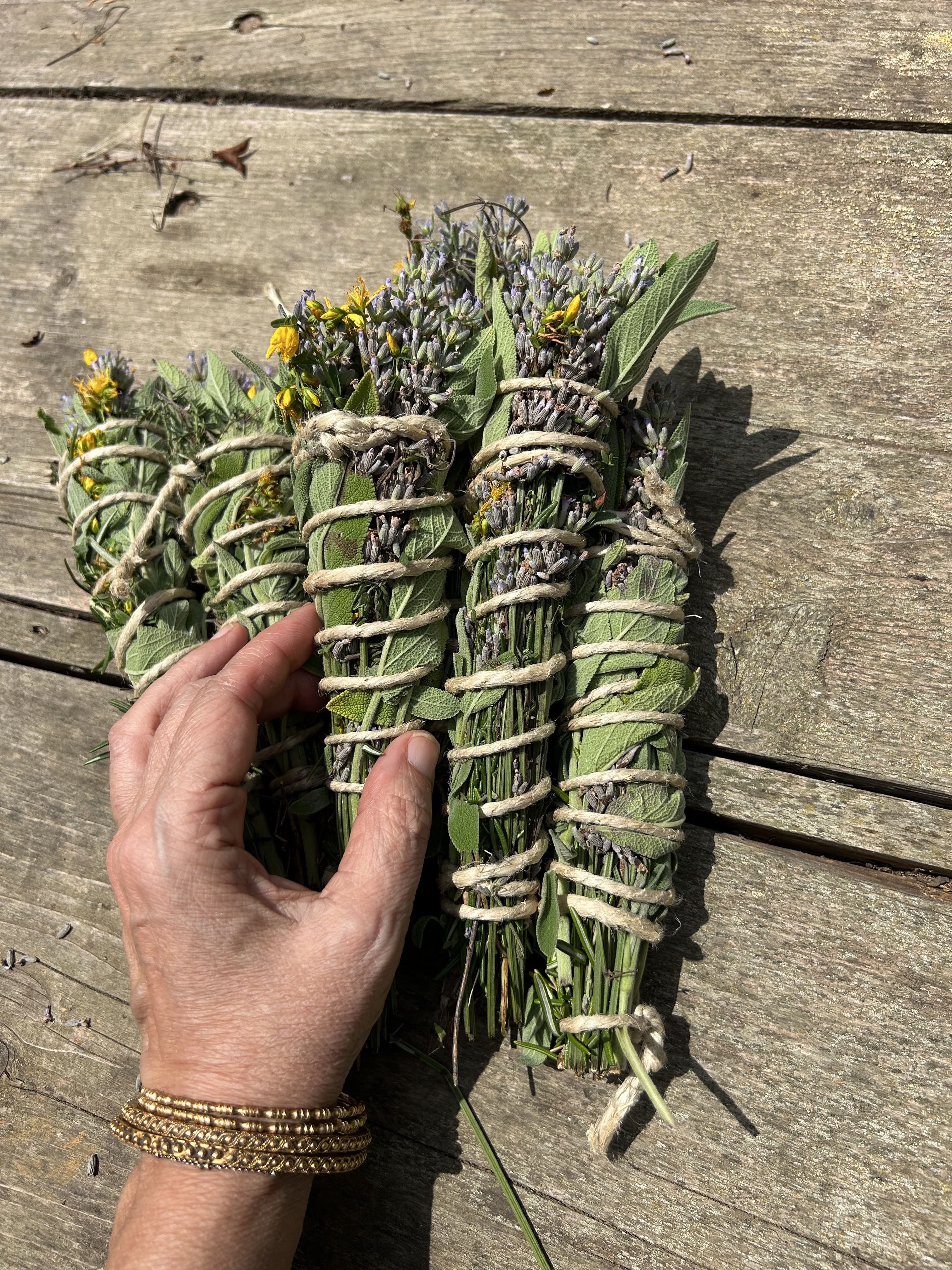 Smudge stick con erbe aromatiche e fiori biologici