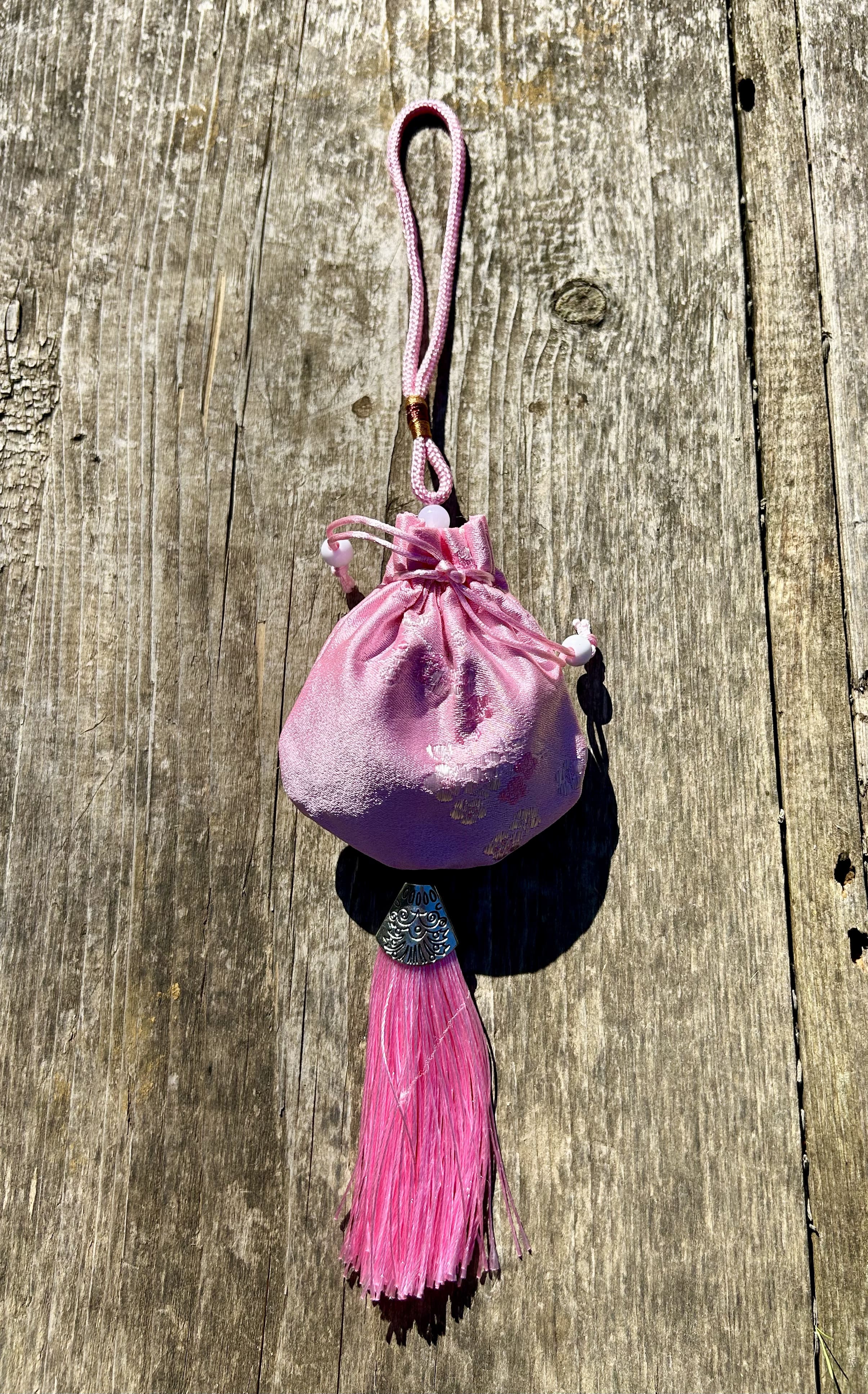 Sacchetto profumato in Seta Ricamata alla Lavanda Bio – Amuleto Profumato Porta Fortuna | The Lavender Revolution