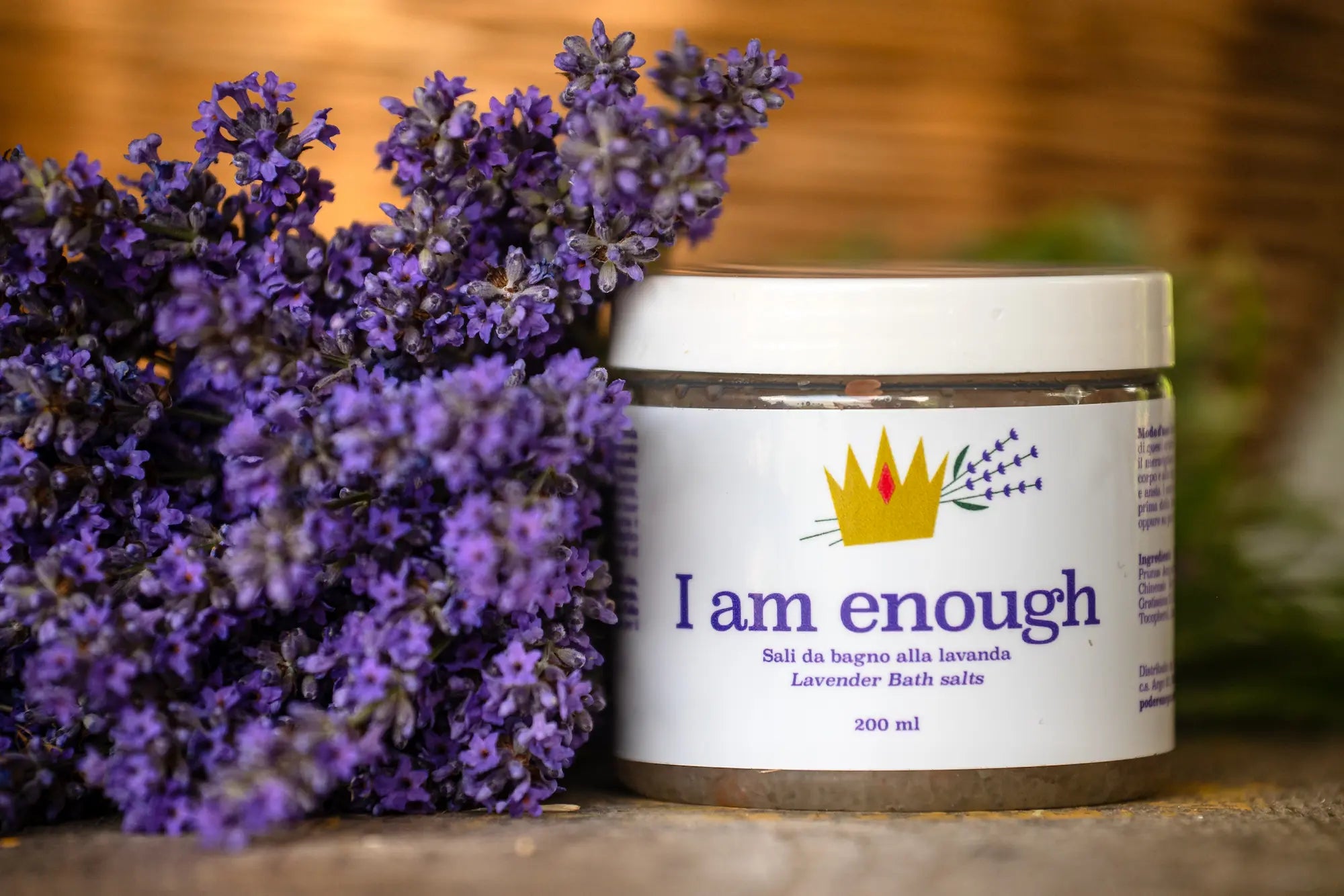 Sali da bagno alla lavanda I Am Enough – The Lavender Revolution con oli pregiati e olio essenziale di lavanda, rilassante e rigenerante per corpo e mente