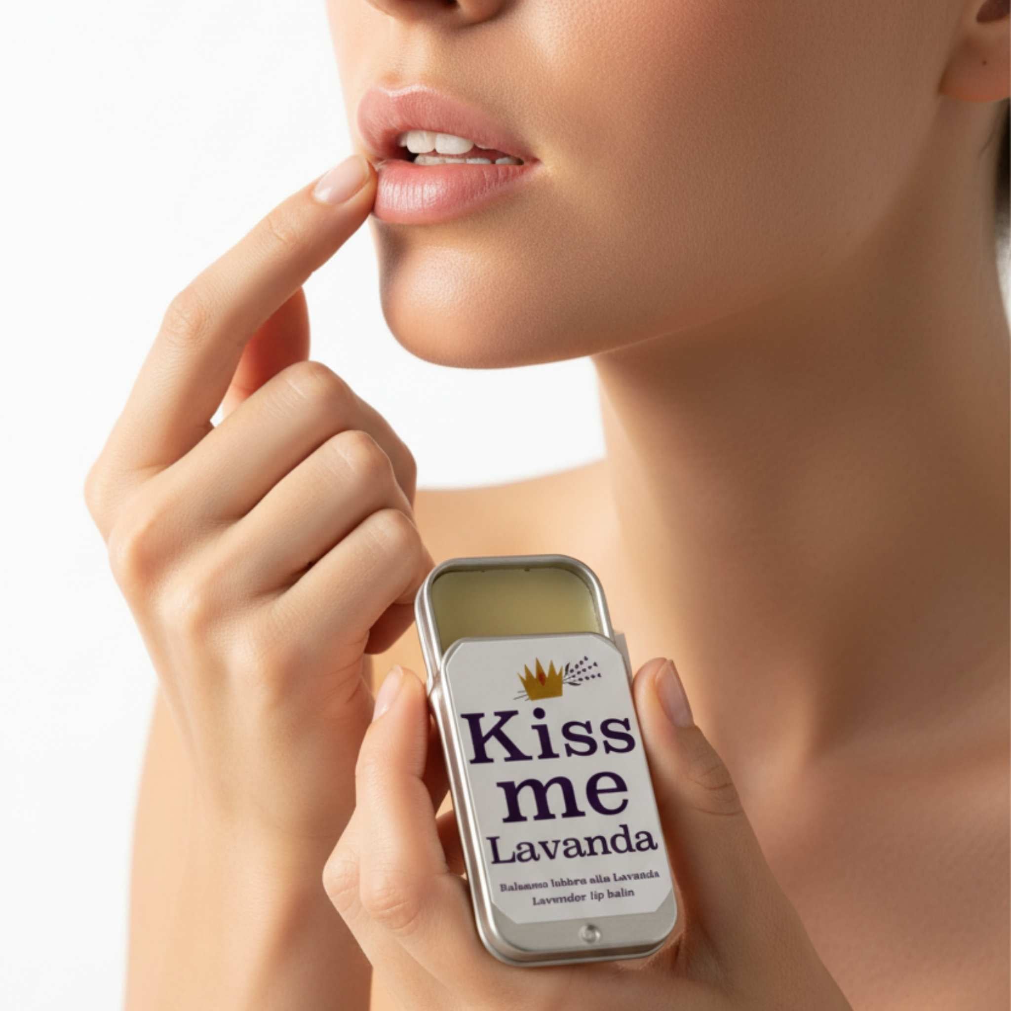 Applicazione del balsamo labbra naturale alla lavanda con olio essenziale