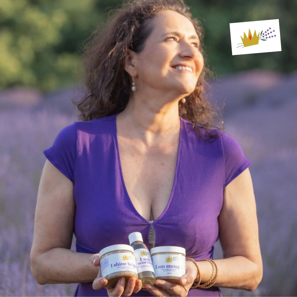 Cosmetici naturali alla lavanda The Lavender Revolution Queen nel campo di lavanda con la fondatrice Beatrice Galgano