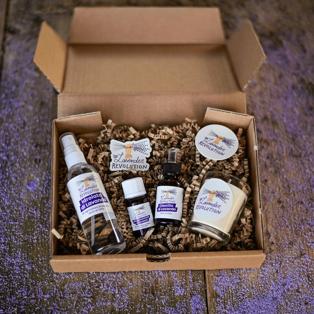 Box regalo alla lavanda bio con olio essenziale, idrolato, oleolito, candela, sticker e calamita