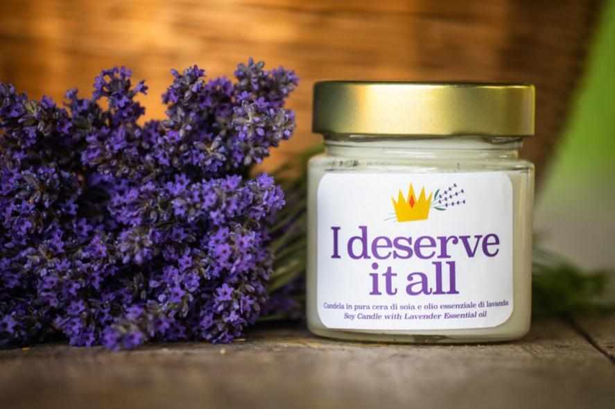 Candela in pura cera di soia e olio essenziale di lavanda I deserve it all