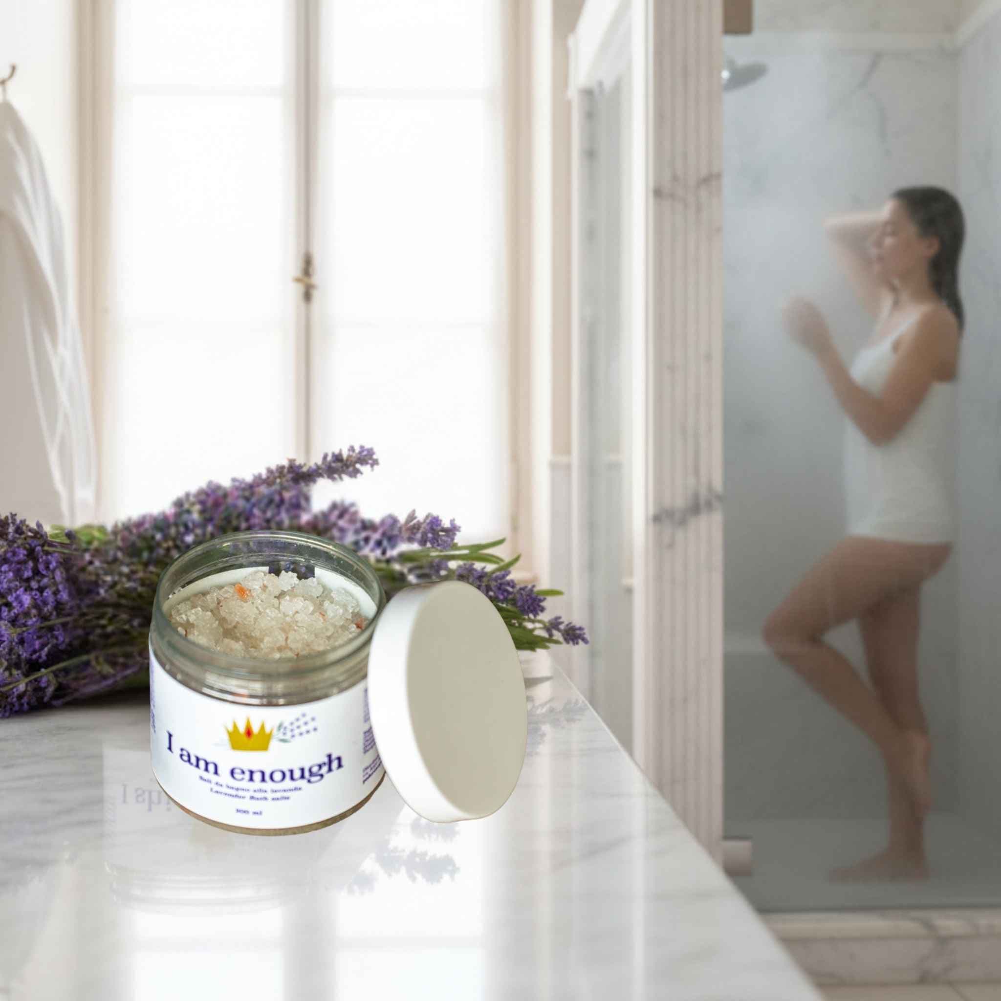 Donna sotto la doccia aromaterapeutica con sali da bagno alla lavanda bio del Kit Rituale Relax
