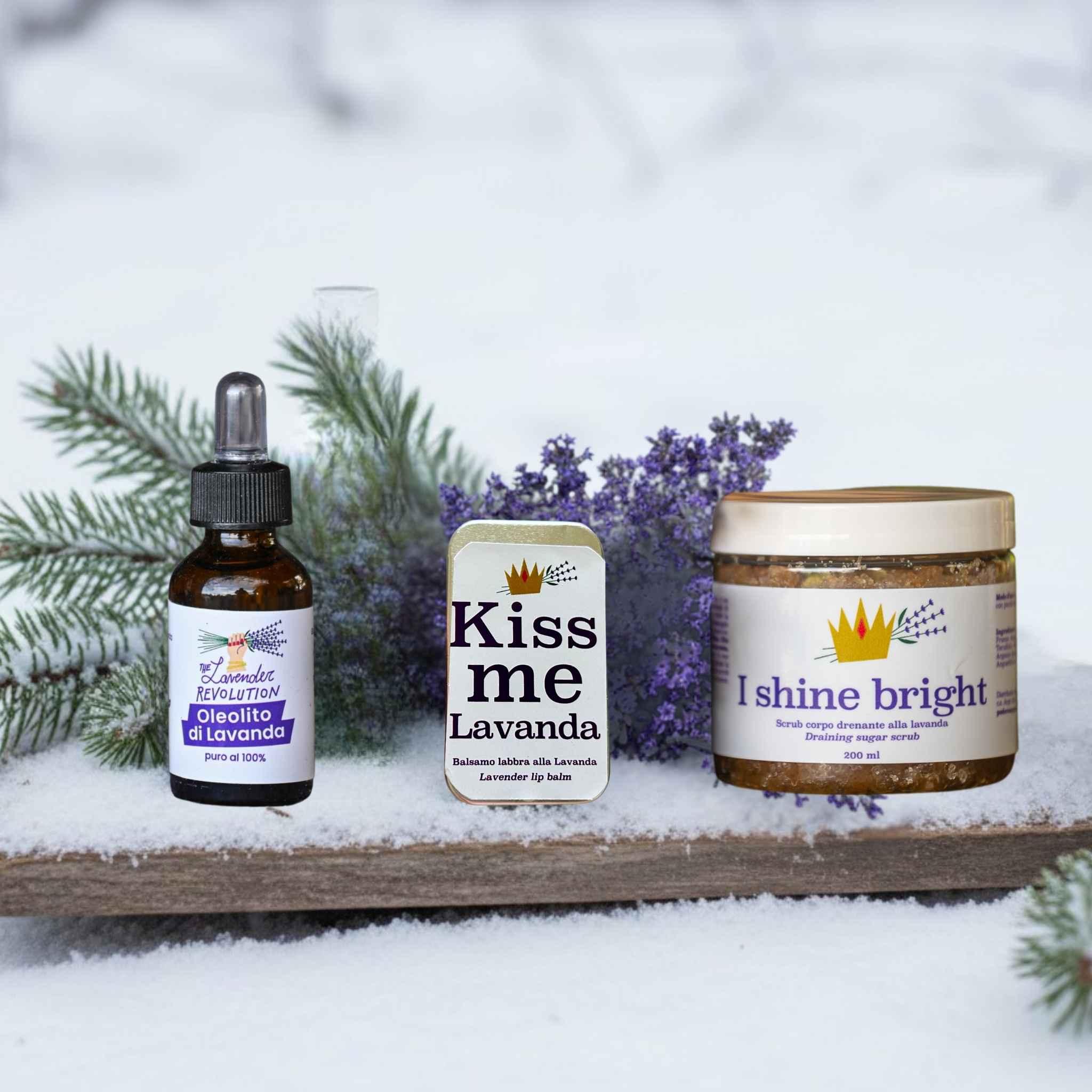 Kit Lenitivo pelle arrossata inverno alla lavanda bio: oleolito, balsamo labbra e scrub in esterno sulla neve con ramo di pino e lavanda