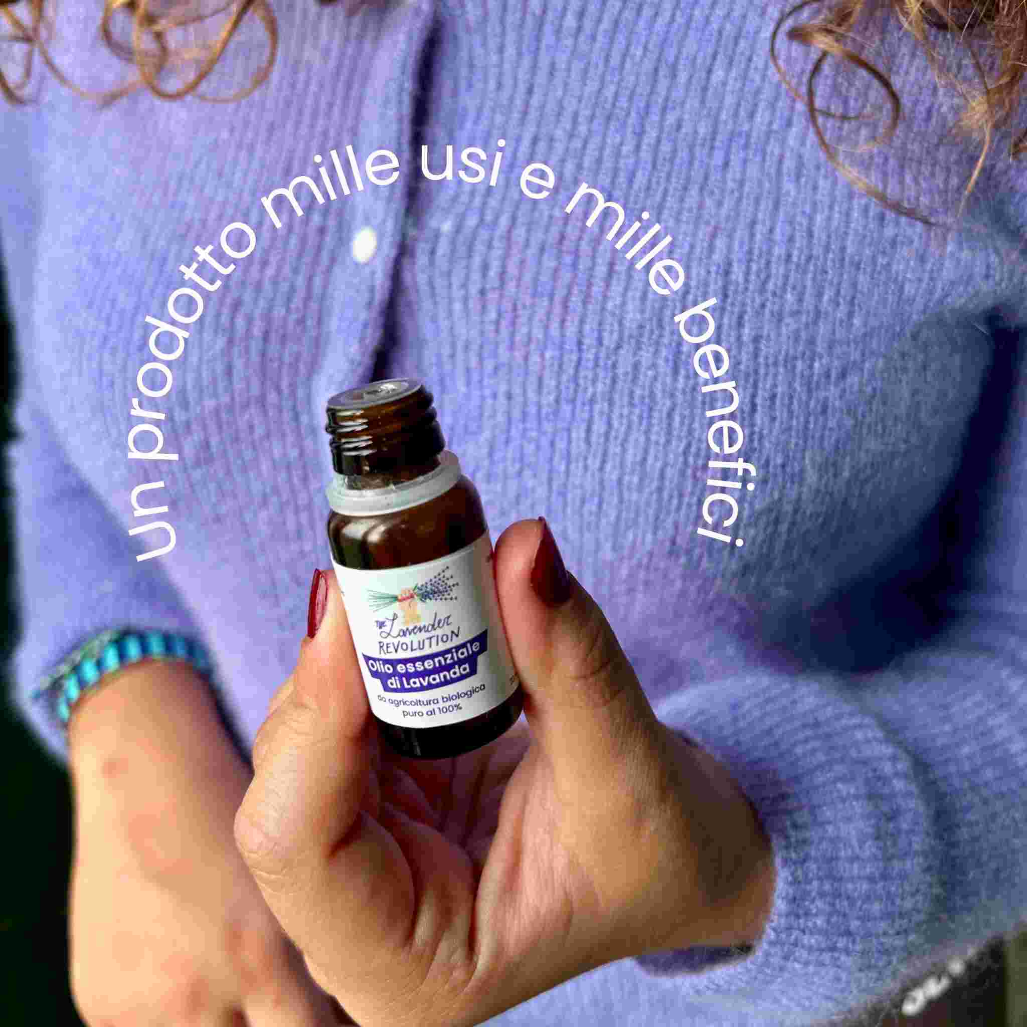 Flacone di olio essenziale di lavanda bio con contagocce visibile tenuto in mano