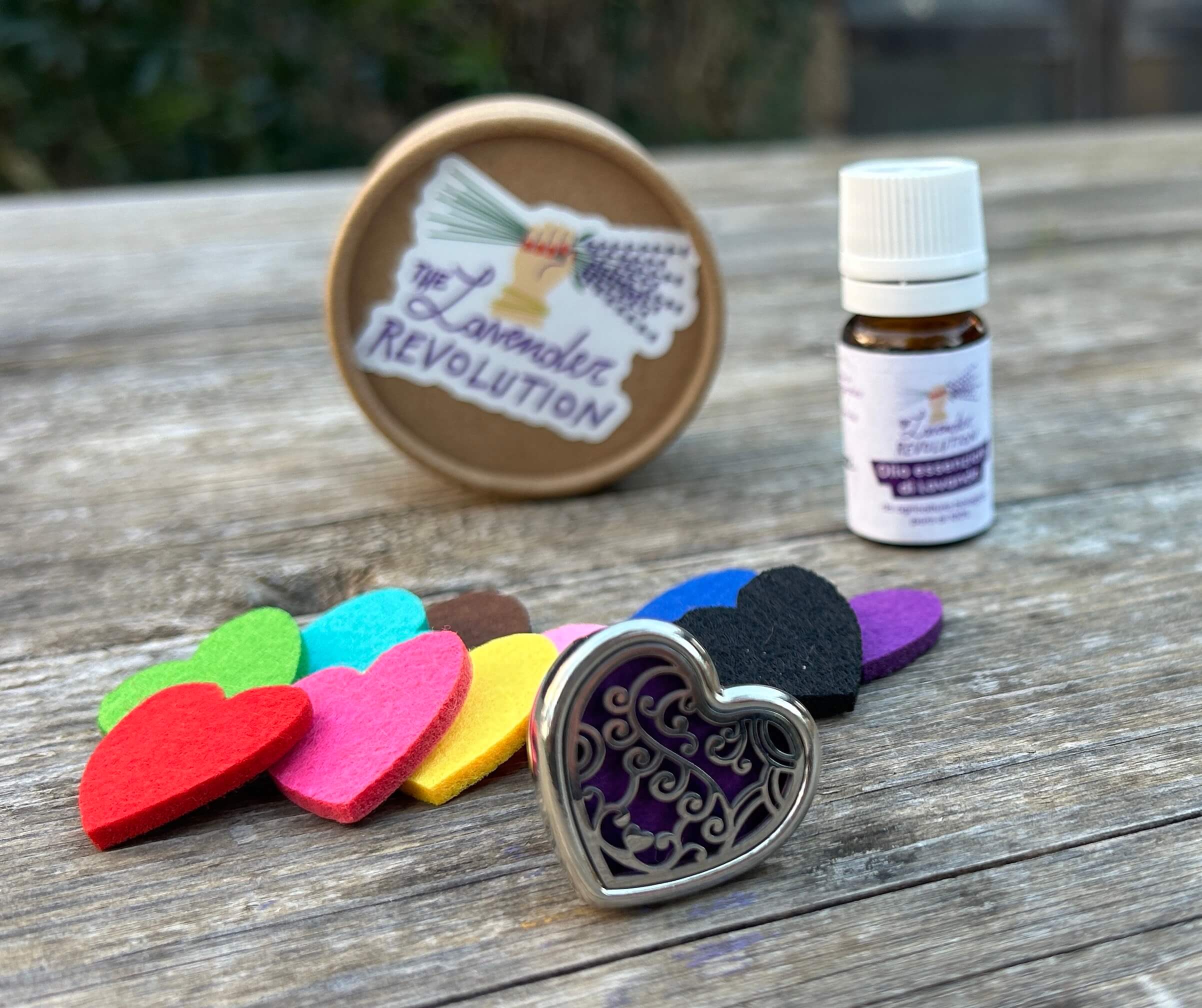 Profumatore naturale per auto in metallo a forma di cuore alla lavanda bio coltivata in Toscana