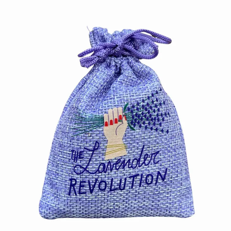 Sacchetto profumato in juta viola con fiori di lavanda officinale biologica, logo The Lavender Revolution sul fronte,