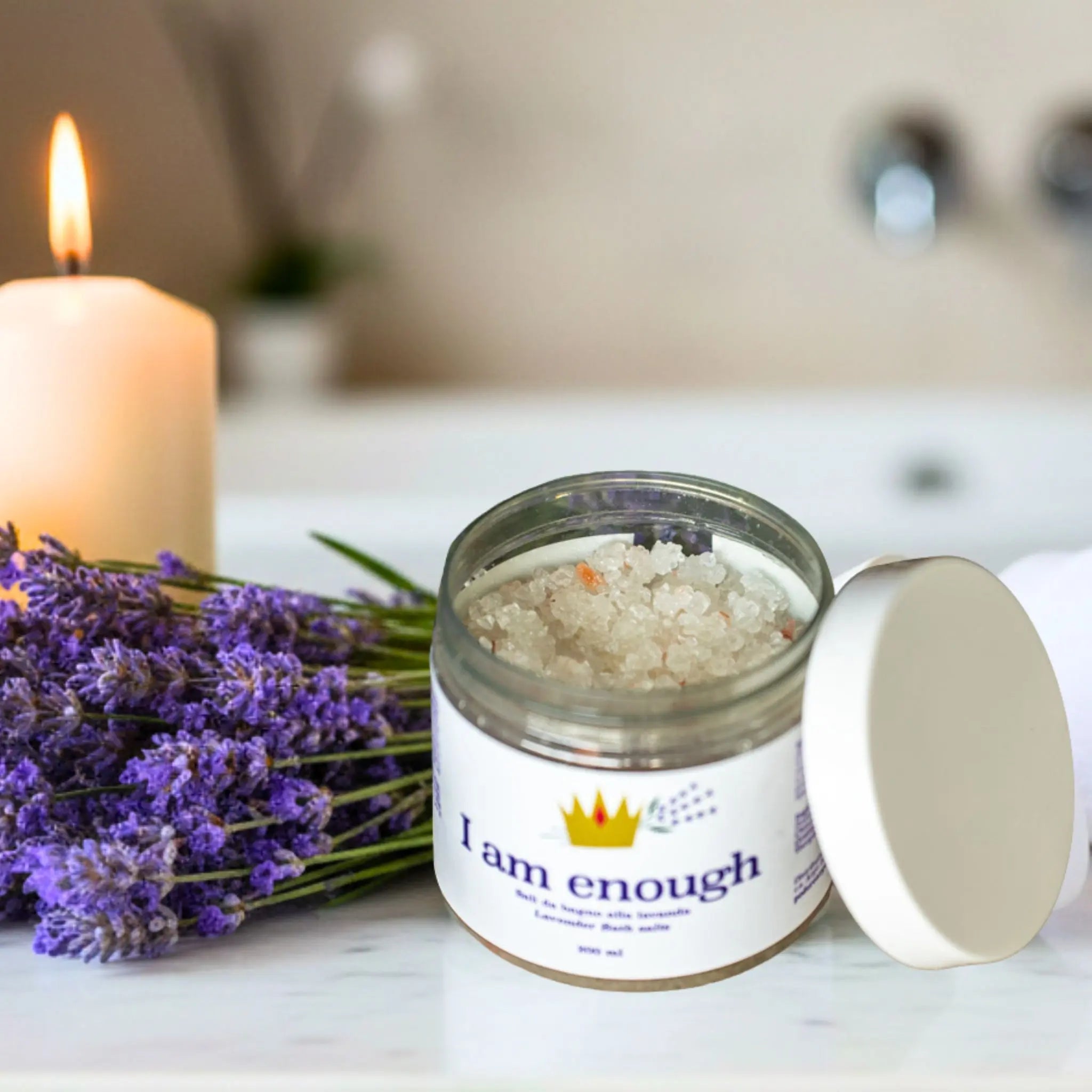 Texture dei sali da bagno alla lavanda The Lavender Revolution – cristalli esfolianti con oli vegetali pregiati e olio essenziale di lavanda puro