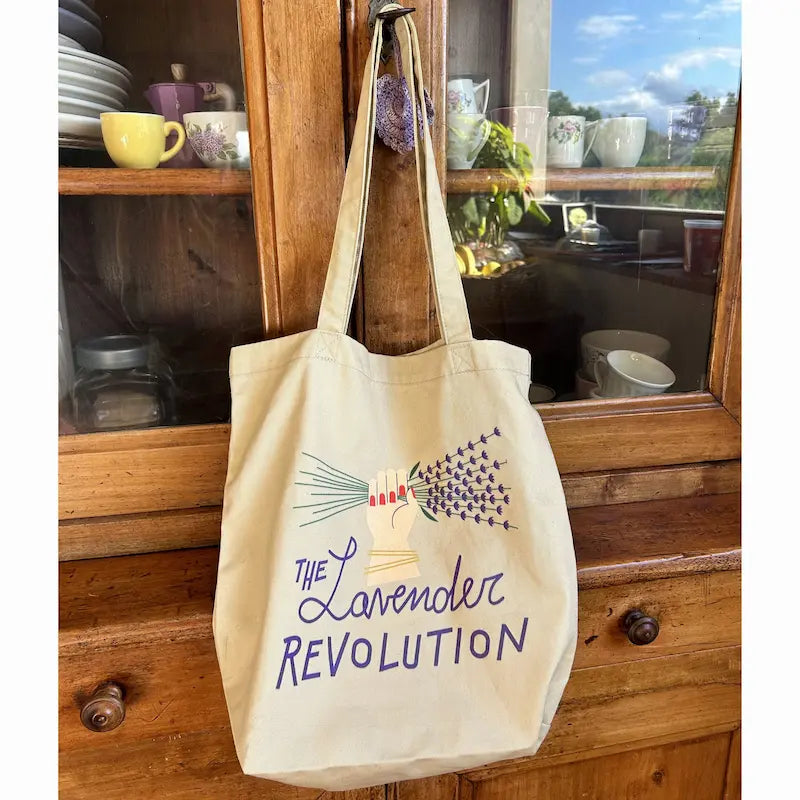 Tote Bag The Lavender Revolution appesa a una credenza toscana