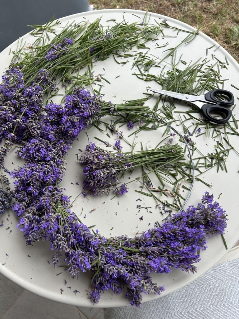 Ghirlanda con fiori di lavanda