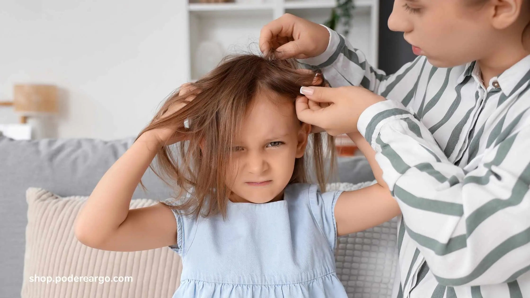 Mamma controlla i capelli di una bambina per la prevenzione dei pidocchi con rimedi naturali come olio essenziale di lavanda 
