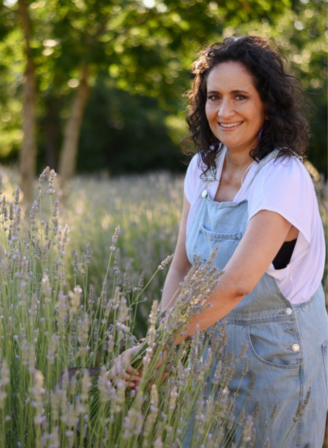 Beatrice taglia la lavanda bio nel campo Podere Argo in Maremma Toscana | The Lavender Revolution