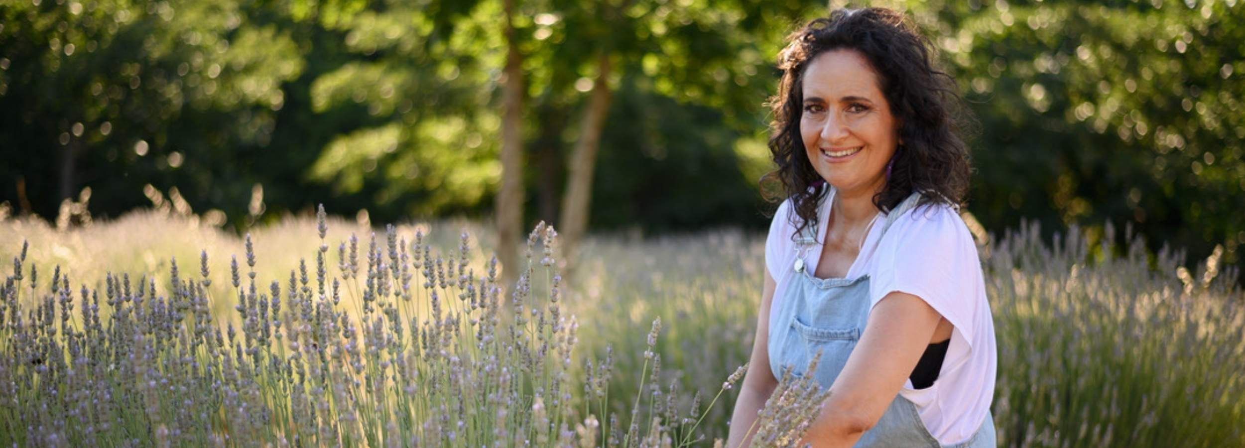 Beatrice taglia la lavanda bio nel campo Podere Argo in Maremma Toscana | The Lavender Revolution