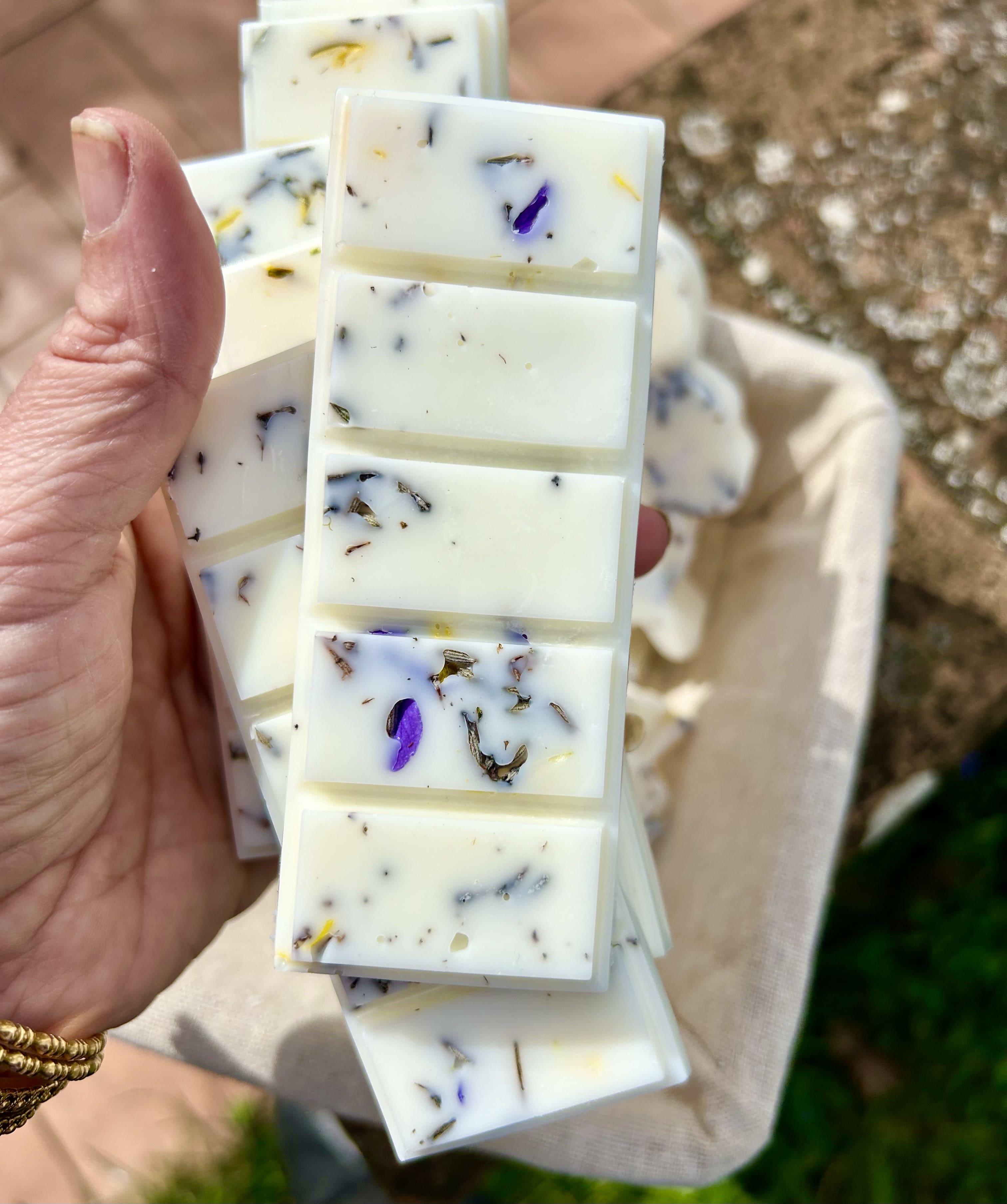 Tavoletta in cera di soia, fiori, e olio essenziale di lavanda 