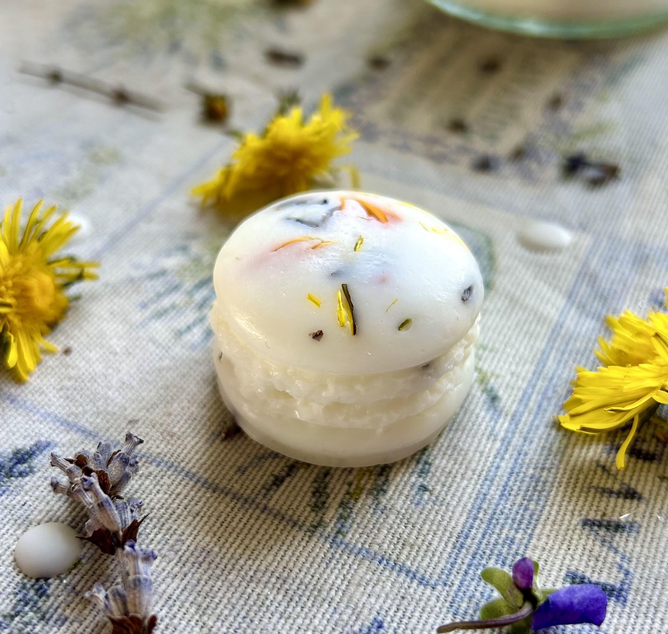 Macaron profumato in pura cera di soia, fiori, olio essenziale di lavanda 