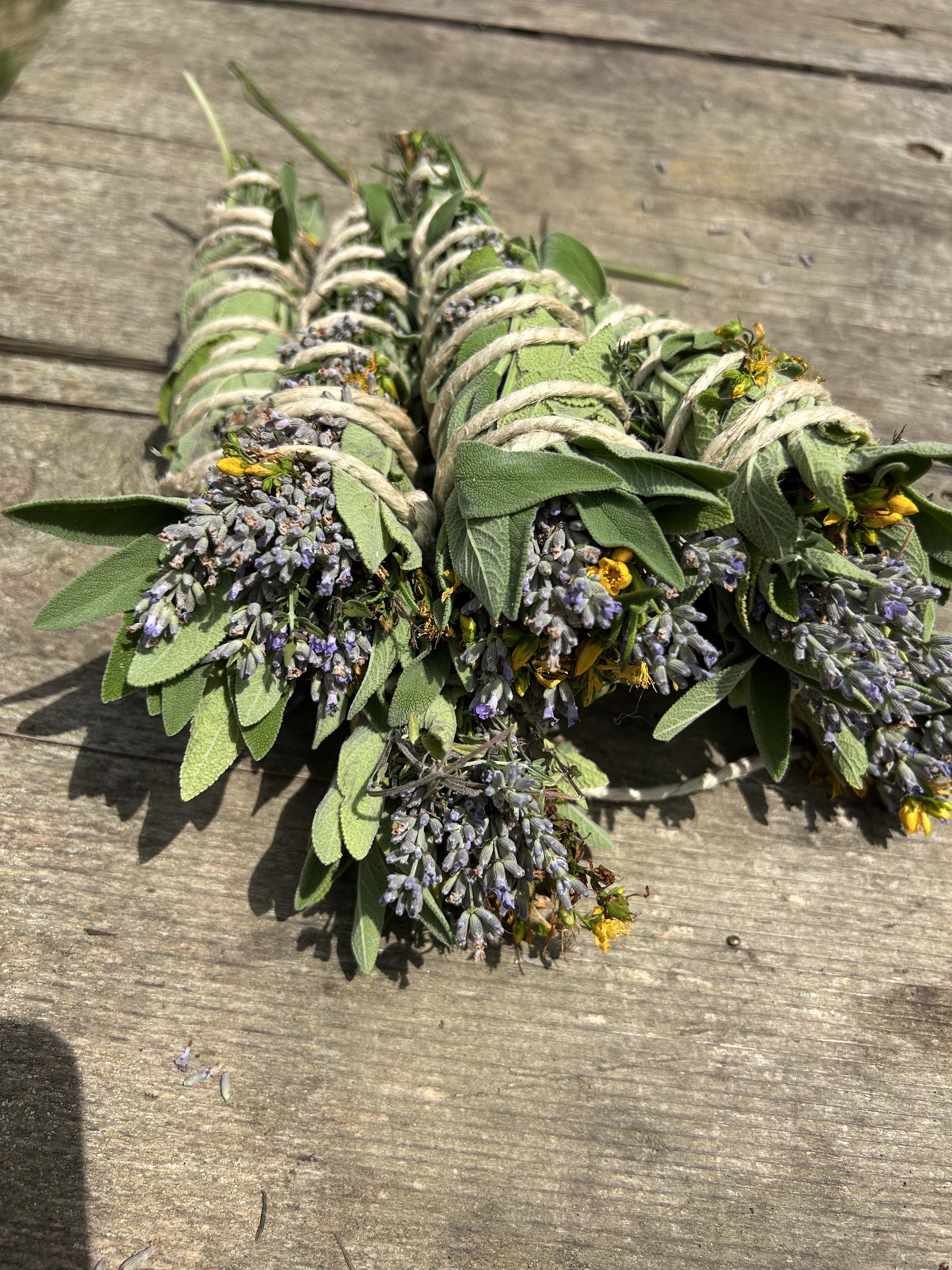 Smudge stick con erbe aromatiche e fiori biologici