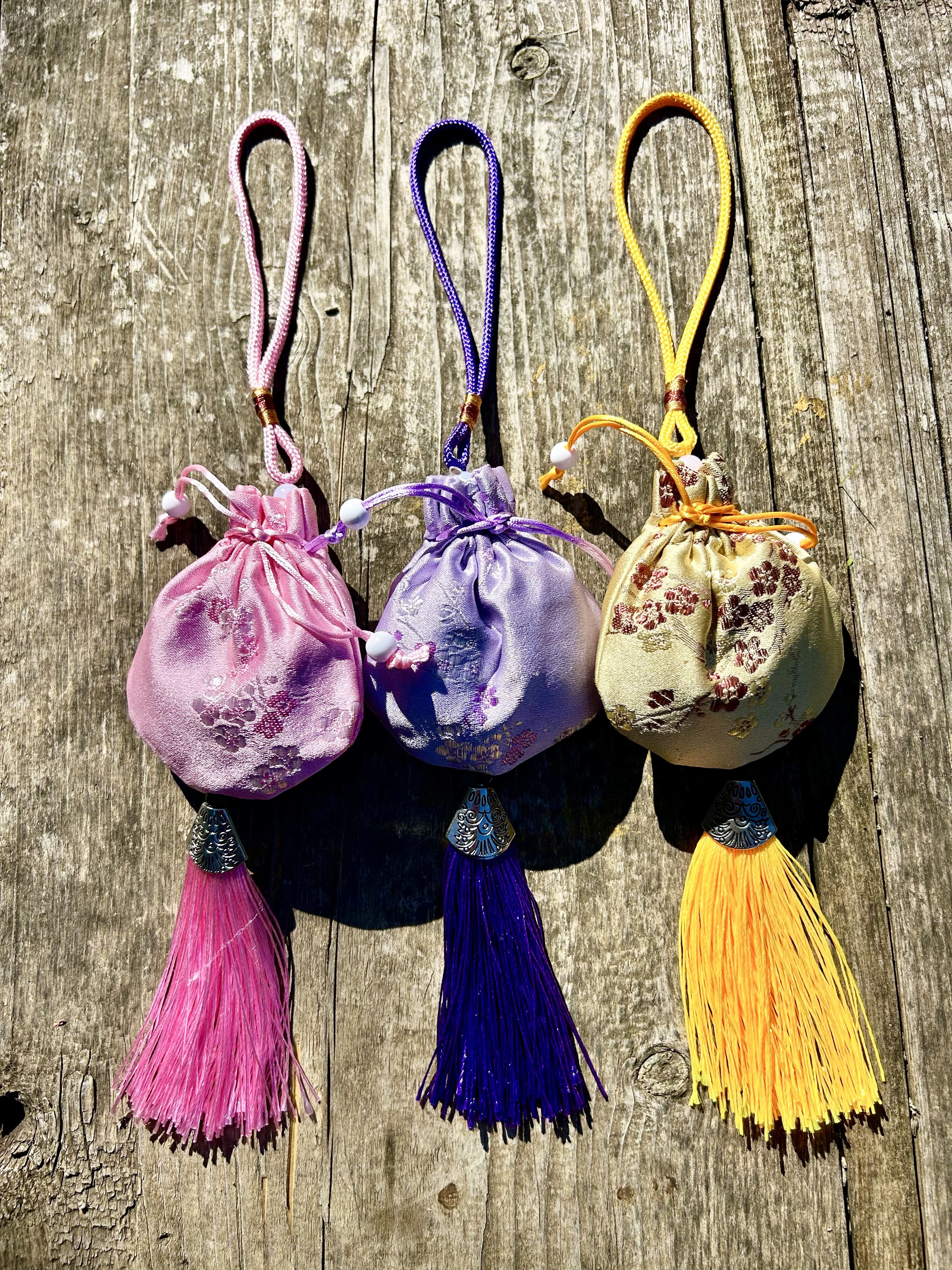 Sacchetto profumato in Seta Ricamata alla Lavanda Bio – Amuleto Profumato Porta Fortuna | The Lavender Revolution