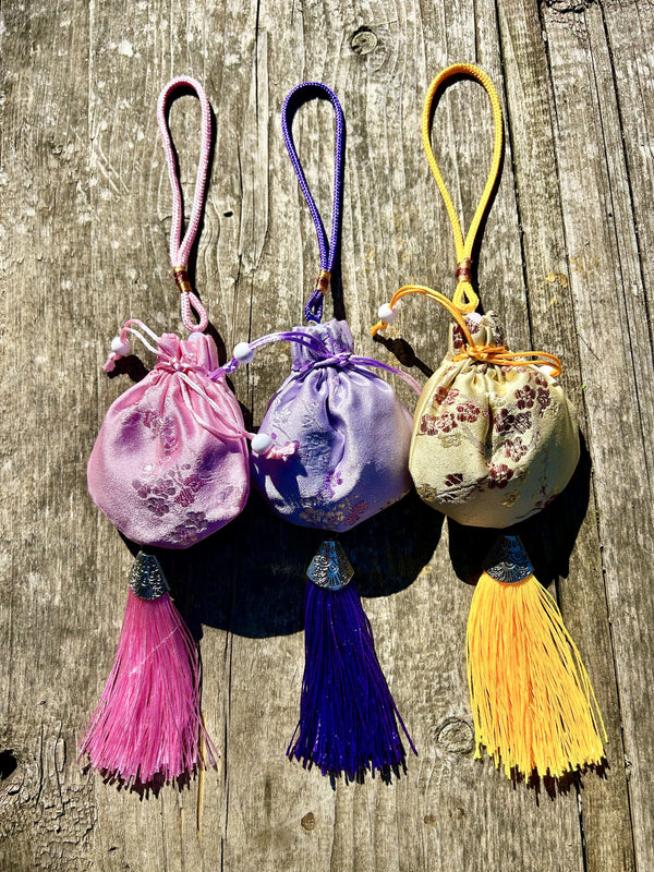 Sacchetto profumato in Seta Ricamata alla Lavanda Bio – Amuleto Profumato Porta Fortuna | The Lavender Revolution