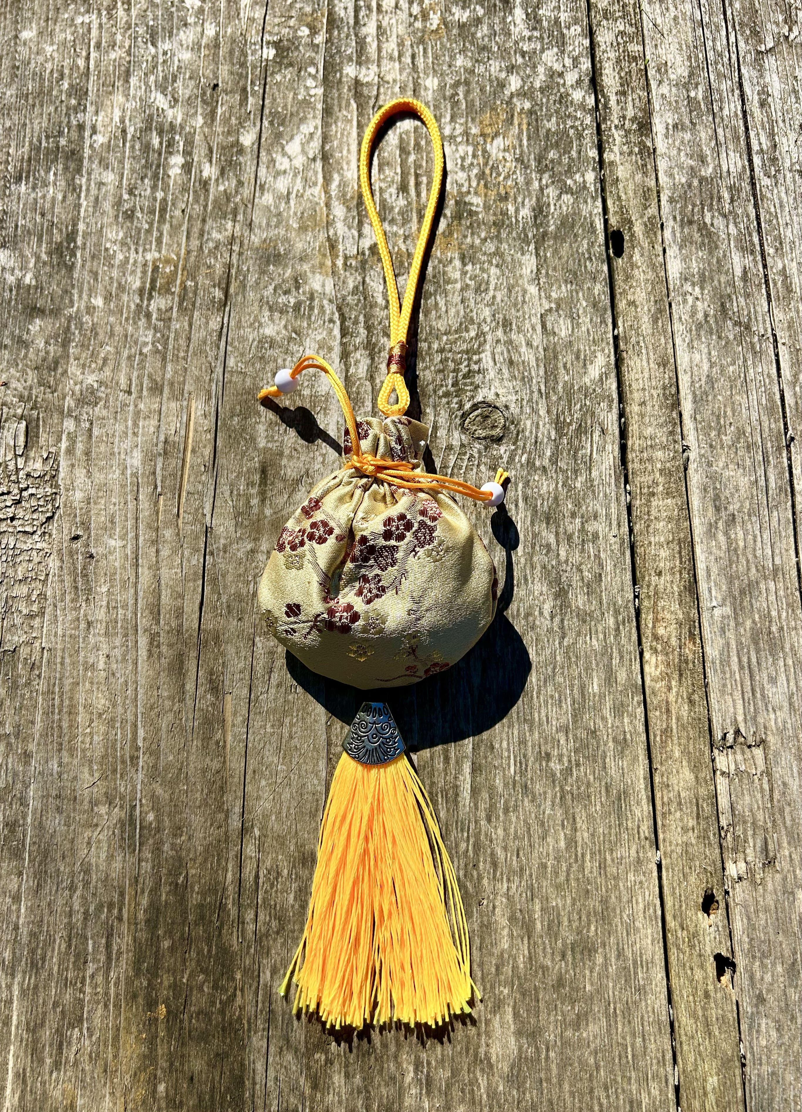 Sacchetto profumato in Seta Ricamata alla Lavanda Bio – Amuleto Profumato Porta Fortuna | The Lavender Revolution