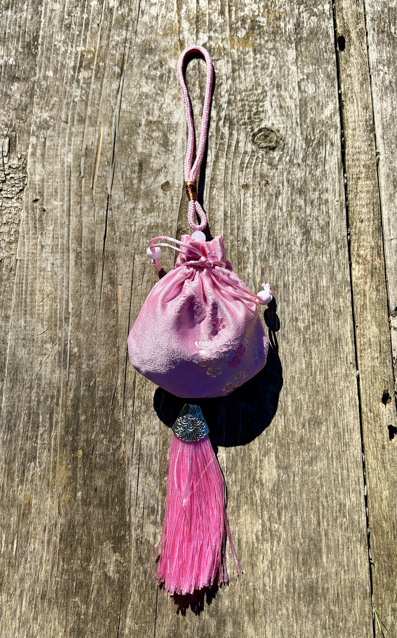 Sacchetto profumato in Seta Ricamata alla Lavanda Bio – Amuleto Profumato Porta Fortuna | The Lavender Revolution