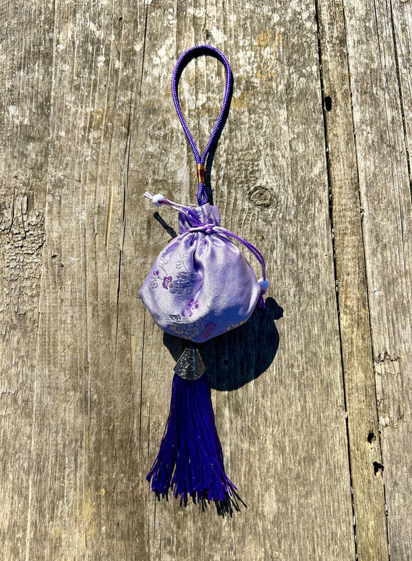 Sacchetto profumato in Seta Ricamata alla Lavanda Bio – Amuleto Profumato Porta Fortuna | The Lavender Revolution