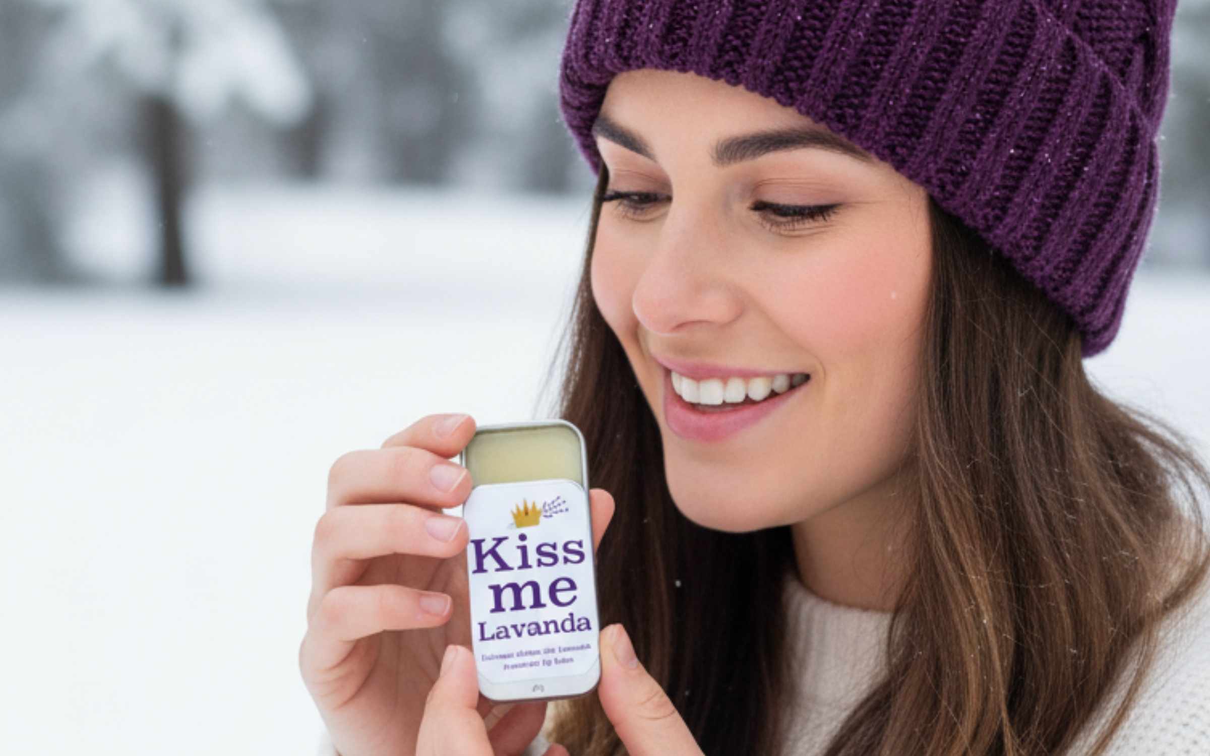 Donna che applica balsamo labbra alla lavanda bio in inverno