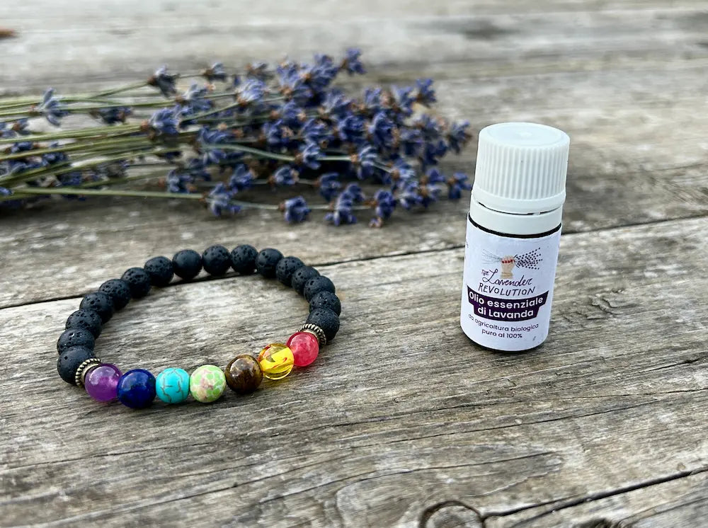 Bracciale aromaterapeutico in pietra lavica con pietre chakra e olio essenziale di lavanda bio