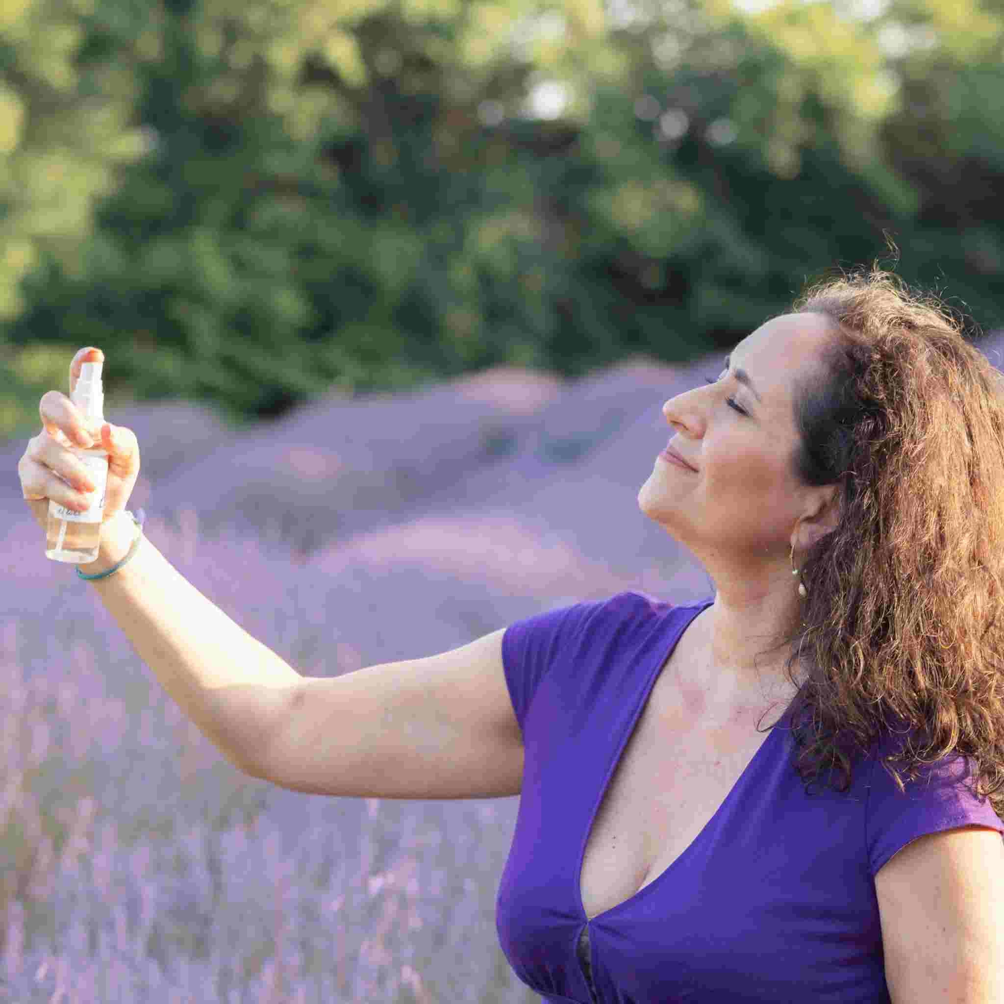 Tonico viso naturale: idrolato di lavanda bio applicazione su viso
