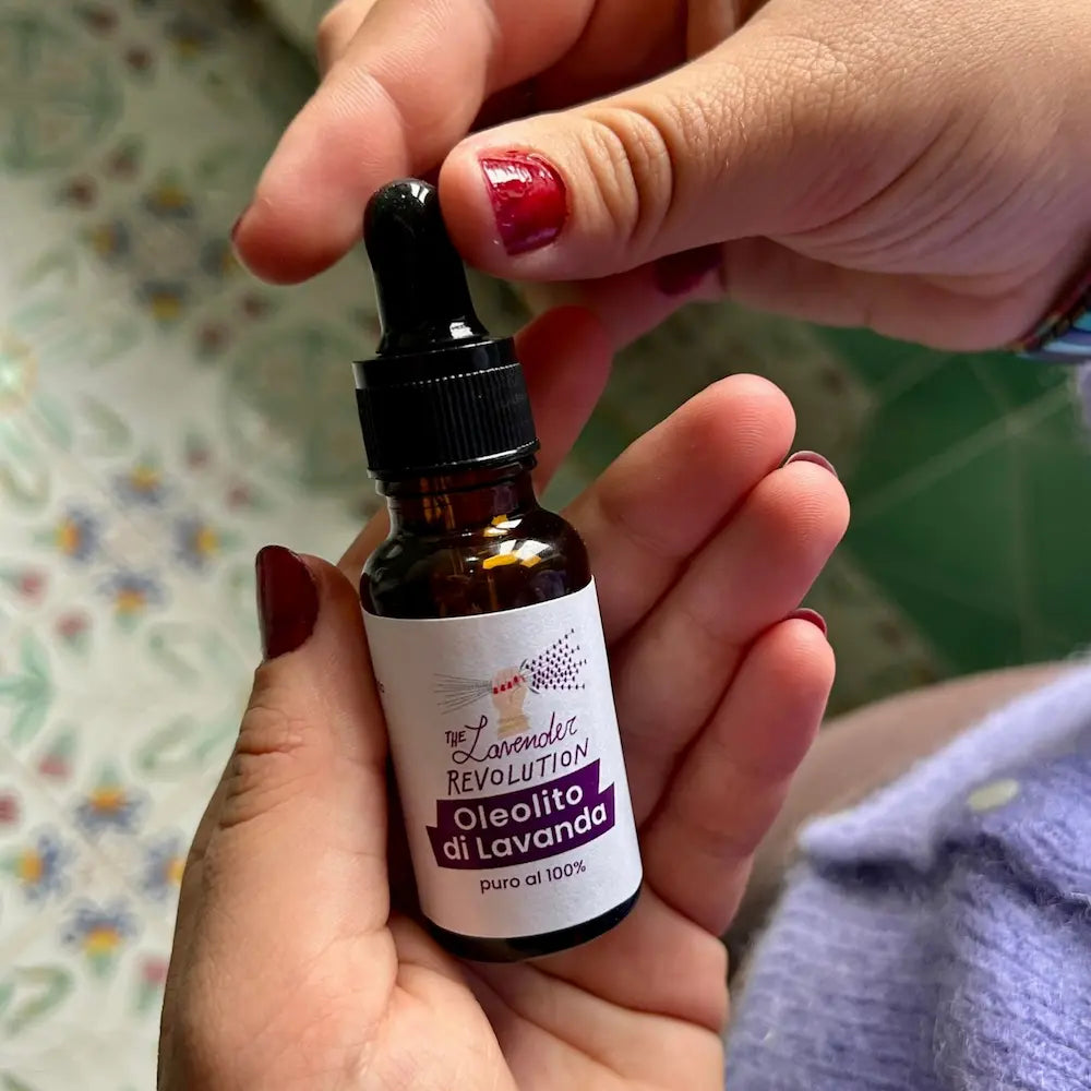 Flacone di Oleolito di Lavanda 20 ml tenuto in mano per mostrare le dimensioni reali del prodotto