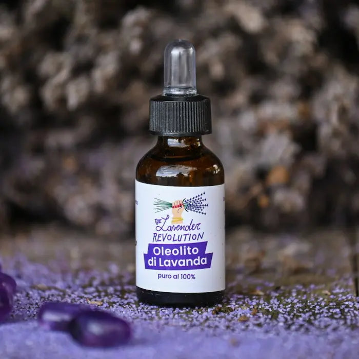 Oleolito di Lavanda The Lavender Revolution flacone in vetro scuro 20 ml su lavanda essiccata