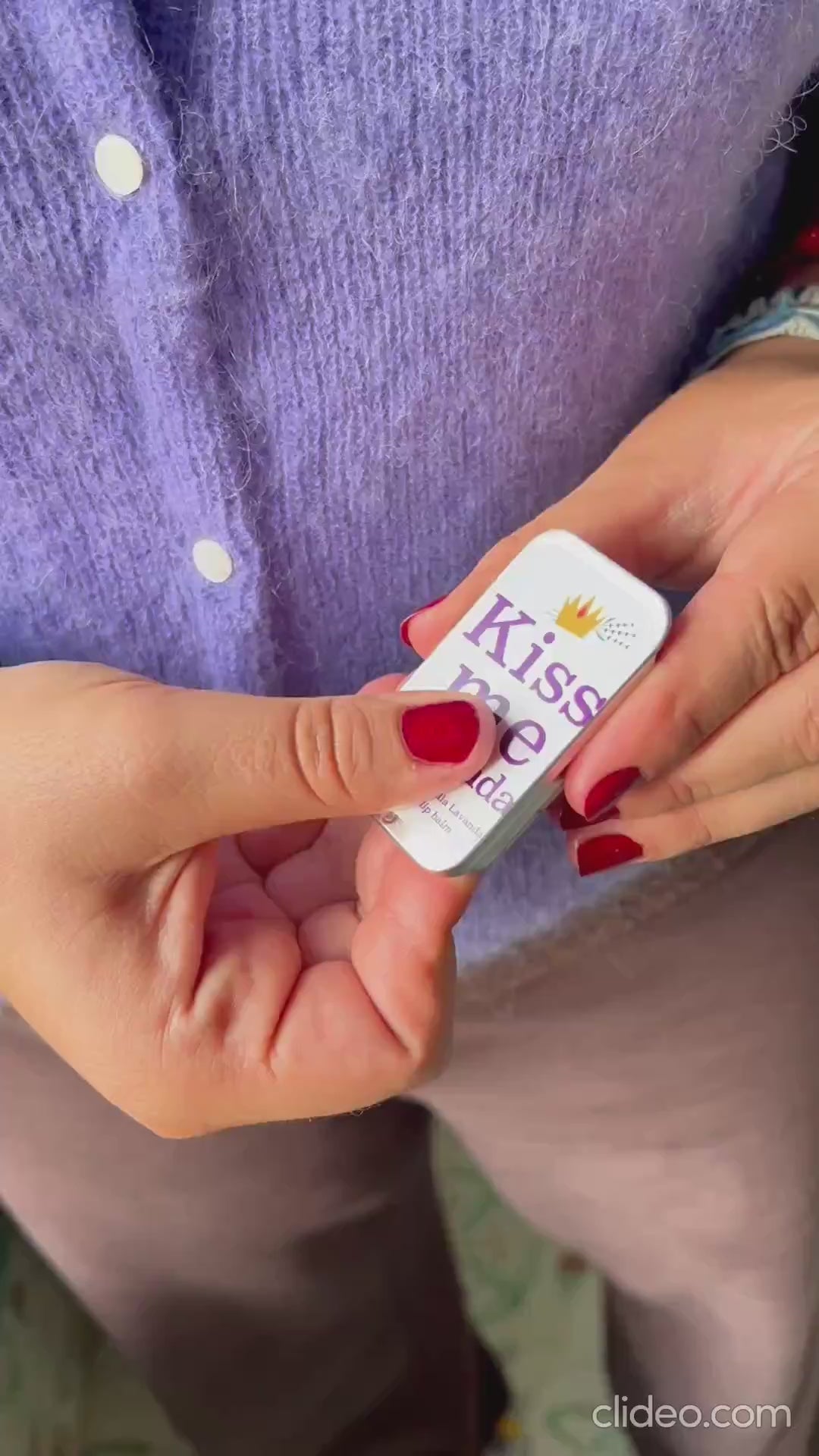 Apertura click-top con una mano del balsamo labbra alla lavanda Kiss me Lavanda in alluminio riciclabile