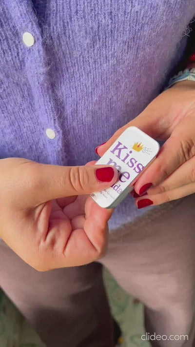 Apertura click-top con una mano del balsamo labbra alla lavanda Kiss me Lavanda in alluminio riciclabile