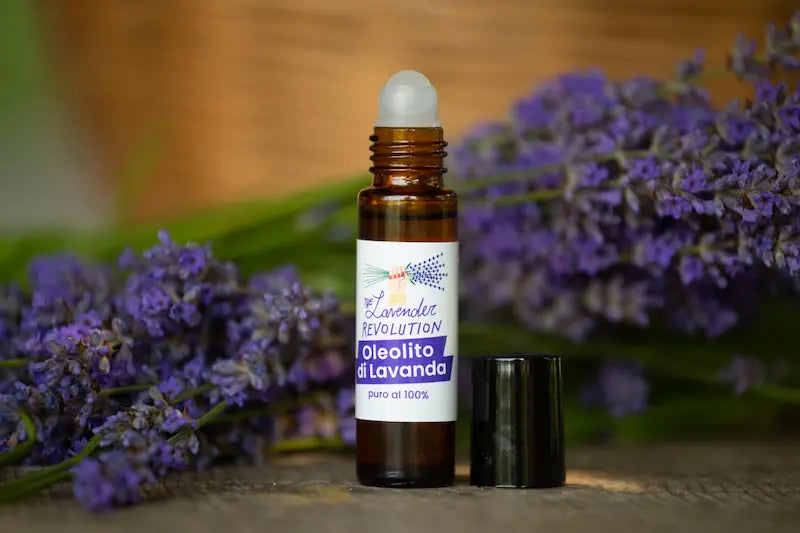 Roll-On Oleolito di Lavanda aperto con lavanda sullo sfondo