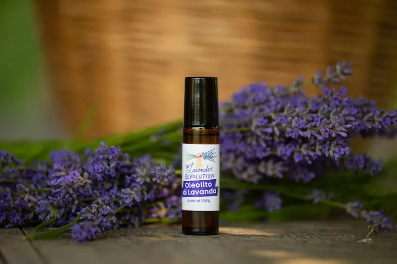 Roll-On Oleolito di Lavanda 10 ml con lavanda sullo sfondo