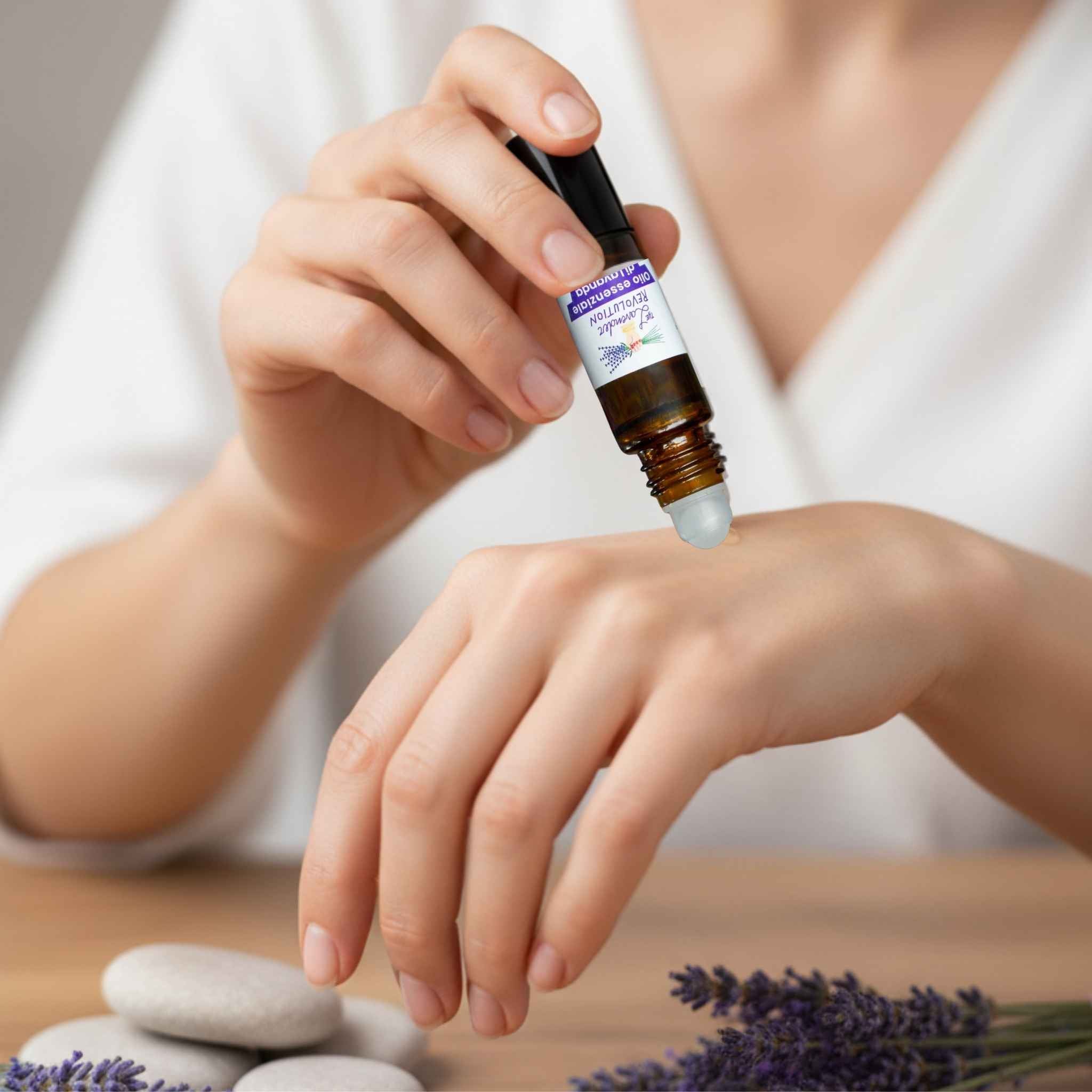 Roll on olio essenziale di lavanda bio 10 ml applicato sulla mano post puntura di insetti per calmare la pelle