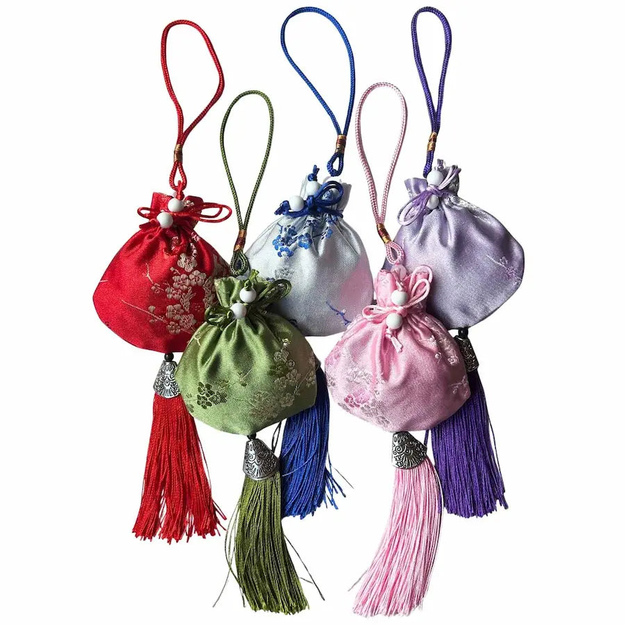 Sacchetti profumati in seta ricamata alla lavanda officinale biologica in cinque colori — rosa, viola chiaro, rosso, verde, argento e blu — The Lavender Revolution