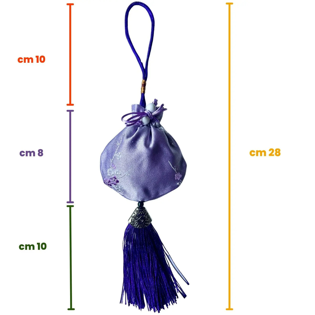 Misure del sacchetto amuleto in seta ricamata alla lavanda biologica The Lavender Revolution: sacchetto 8 cm, gancio 10 cm, nappa inferiore 10 cm, altezza totale 28 cm