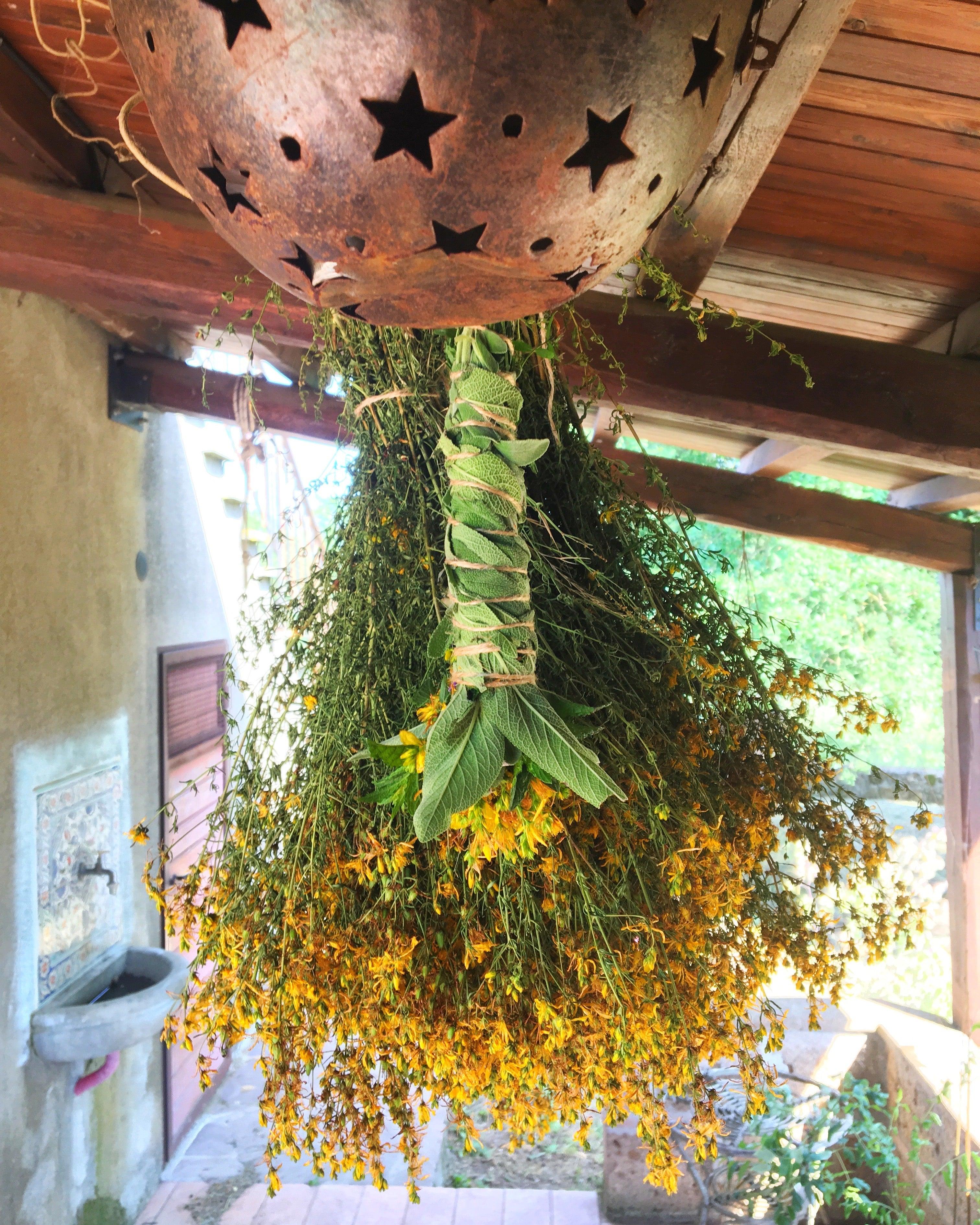 Smudge stick con erbe aromatiche e fiori biologici