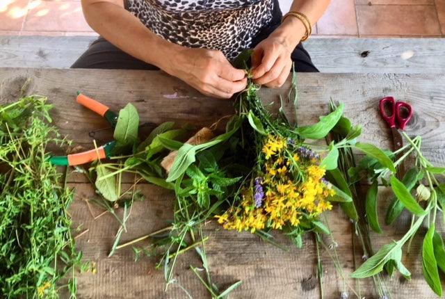 Smudge stick con erbe aromatiche e fiori biologici