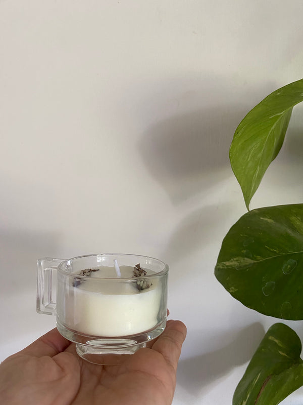 Candela in pura cera di soia con fiori di lavanda e olio essenziale di lavanda